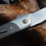 couteau artisanal posé sur du bois