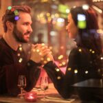 2 personnes en rendez-vous amoureux