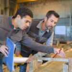 Deux personnes qui réalisent du travail manuel