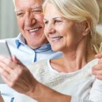 Deux seniors avec une tablette