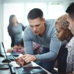 Développeurs travaillant dans un bureau