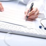 Docteur fait une feuille de soins