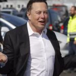 Elon Musk devant des voitures