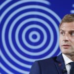 Emmanuel Macron devant le logo france 2030