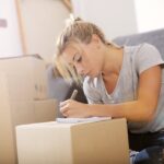 Femme avec des cartons de déménagement