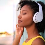 Femme écoutant de la musique avec un casque