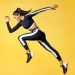 Femme faisant du sport sur un fond jaune