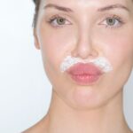 Femme qui s’épile le visage
