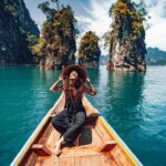Femme sur une barque en Thailande