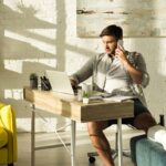 Homme au telephone avec un platre au pied