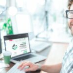 Homme faisant du trading en ligne