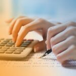 Homme faisant sa comptabilité