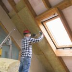 Homme réalisant des travaux d’isolation
