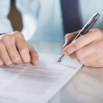 Homme signant un document