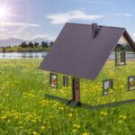 Maison écologique qui se confond avec la prairie