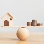 Maison et des pièces d’argent en équilibre