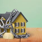 Maison miniature avec chaines et cadenas