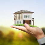 Maison miniature sur une main