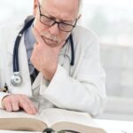 Médecin lisant un livre