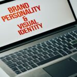 Ordinateur portable avec un message sur fond d’écran