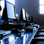 Ordinateurs dans un bureau