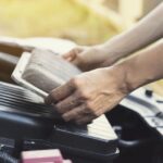 Personne changeant les filtres de sa voiture