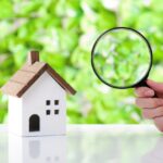 Petite maison avec une loupe