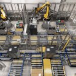 Robots travaillant dans une usine