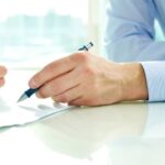 Signature d’un contrat par deux personnes