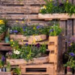 fleurs qui dissimulent un élément du jardin
