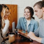 quatre jeunes autour d’un ordinateur