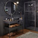 salle de bains noire avec sol en bois