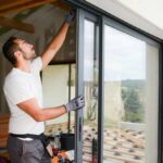 Homme rénovant une vitre