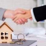 Maison miniature et poignée de mains