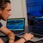 Un homme qui boursicote en ligne