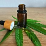 Une feuille et une huile BCD