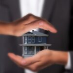 Une mini maison entre les mains