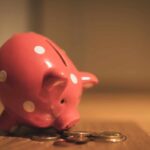 cochon tirelire qui regarde des pièce
