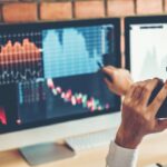 homme au téléphone qui fait du trading en ligne