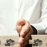 homme qui coupe en deux un puzzle avec logo argent
