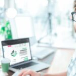 homme qui suit la bourse depuis son pc