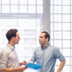hommes qui parlent de cryptomonnaie