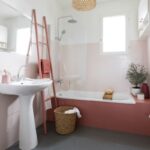 salle_de_bain_blanche_et_saumon