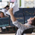 trader qui suit le cours de la bourse