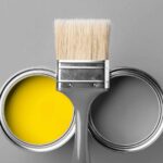 Deux pots de peinture et un pinceau