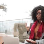 Femme avec PC écouteurs et smartphone