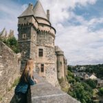 Femme visite un chateau