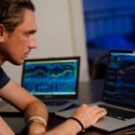 Homme sur une plateforme de trading