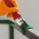 Peindre une barriere en metal