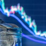 Pièces devant courbes de la bourse